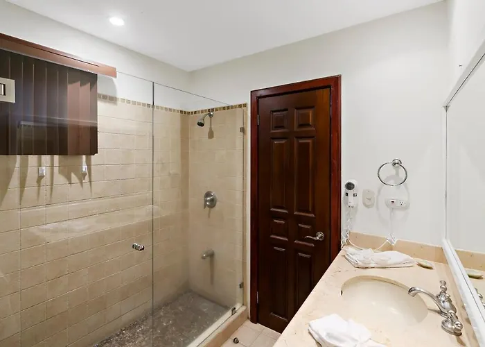 Hébergement de vacances Remodeled Top-floor With Stunning Wrap-around Balcony Offering Mountain, Ocean & Marina Views