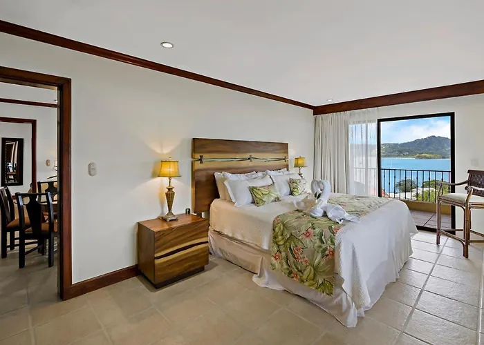 Remodeled Top-floor With Stunning Wrap-around Balcony Offering Mountain, Ocean & Marina Views Hébergement de vacances