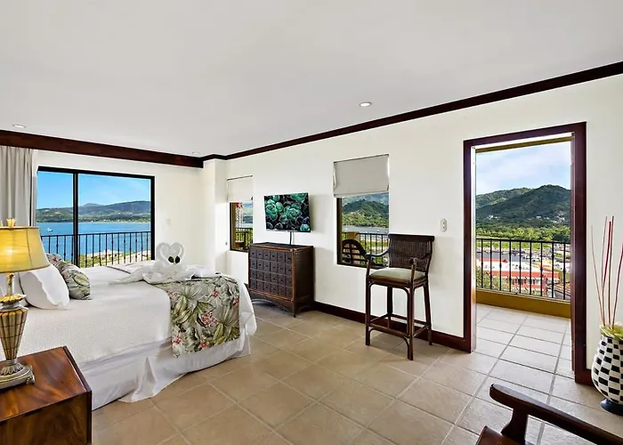 Remodeled Top-floor With Stunning Wrap-around Balcony Offering Mountain, Ocean & Marina Views Hébergement de vacances