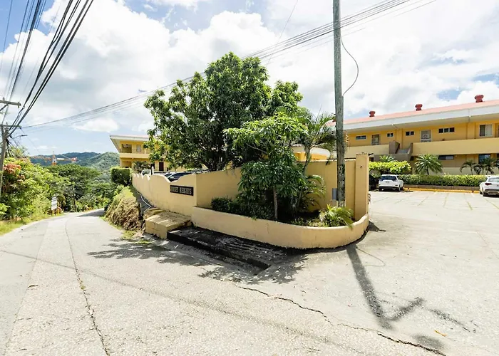 Hébergement de vacances Remodeled Top-floor With Stunning Wrap-around Balcony Offering Mountain, Ocean & Marina Views
